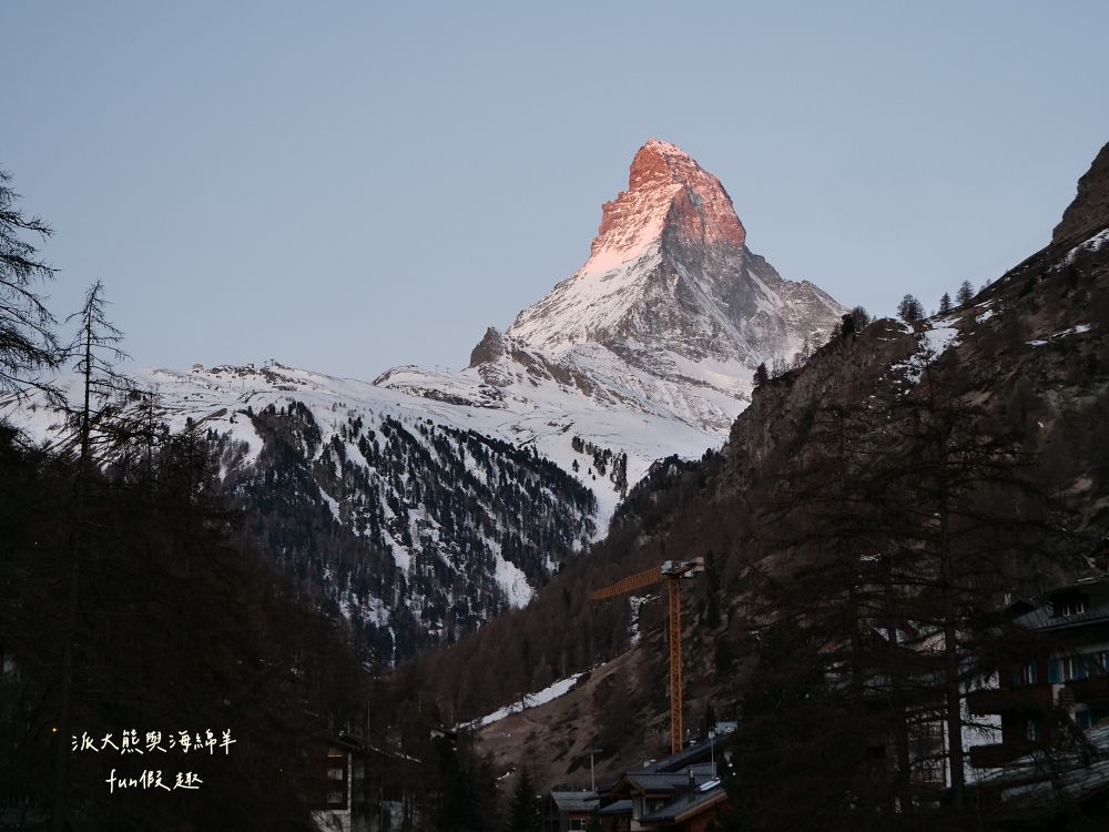 瑞士策馬特（Zermatt）實拍︱免上高山觀景台！用鏡頭捕捉馬特洪峰的日與夜：教堂橋（Kirchbrücke）黃金日出與Chalet Hotel Schönegg絕美夜景～春季德瑞13日夢幻跟團︱DAY7-3