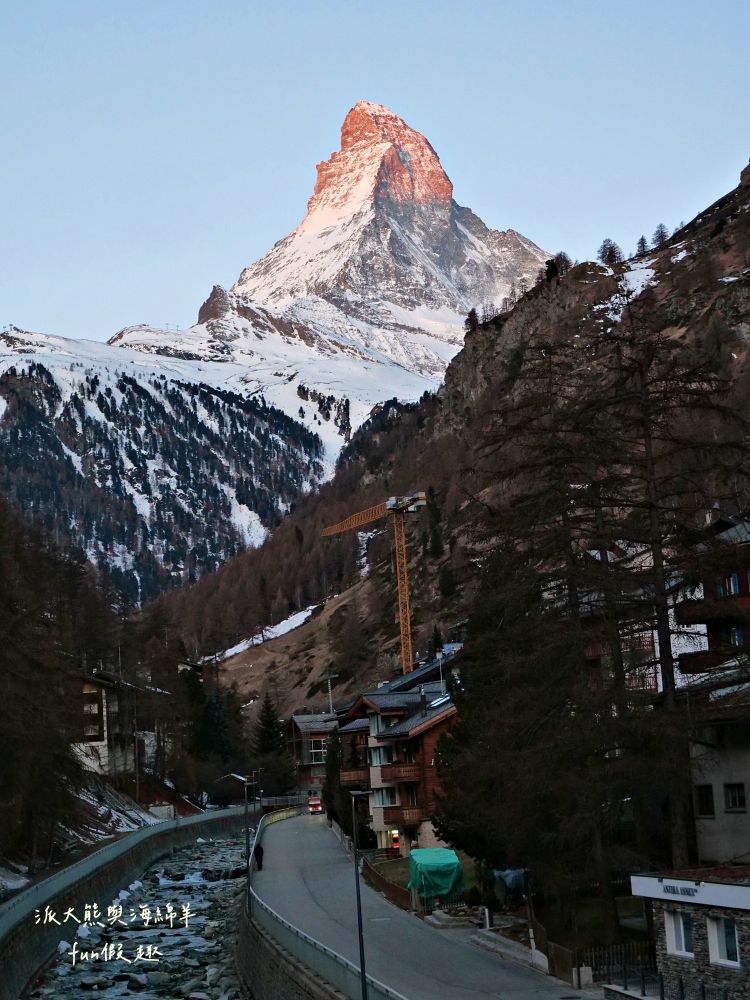 瑞士策馬特（Zermatt）實拍︱免上高山觀景台！用鏡頭捕捉馬特洪峰的日與夜：教堂橋（Kirchbrücke）黃金日出與Chalet Hotel Schönegg絕美夜景～春季德瑞13日夢幻跟團︱DAY7-3