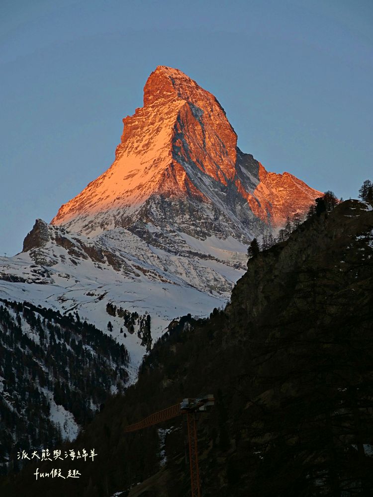 瑞士策馬特（Zermatt）實拍︱免上高山觀景台！用鏡頭捕捉馬特洪峰的日與夜：教堂橋（Kirchbrücke）黃金日出與Chalet Hotel Schönegg絕美夜景～春季德瑞13日夢幻跟團︱DAY7-3