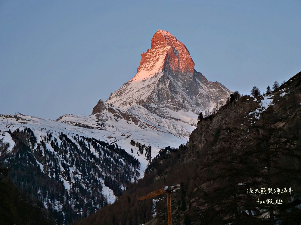 瑞士策馬特（Zermatt）實拍︱免上高山觀景台！用鏡頭捕捉馬特洪峰的日與夜：教堂橋（Kirchbrücke）黃金日出與Chalet Hotel Schönegg絕美夜景～春季德瑞13日夢幻跟團︱DAY7-3
