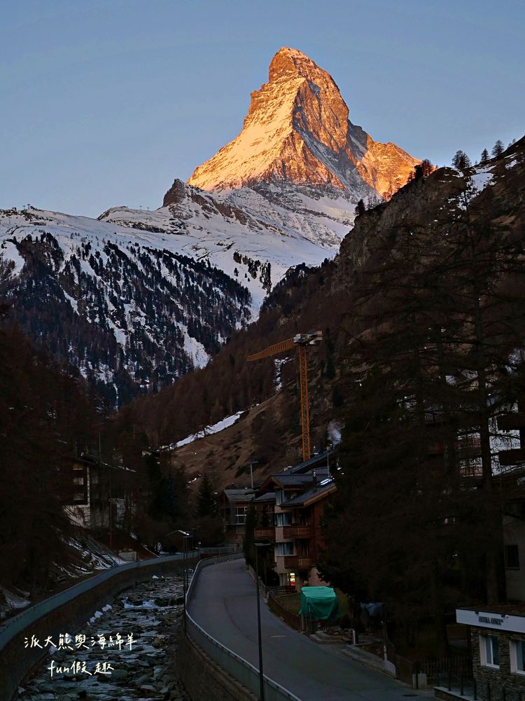 瑞士策馬特（Zermatt）實拍︱免上高山觀景台！用鏡頭捕捉馬特洪峰的日與夜：教堂橋（Kirchbrücke）黃金日出與Chalet Hotel Schönegg絕美夜景～春季德瑞13日夢幻跟團︱DAY7-3