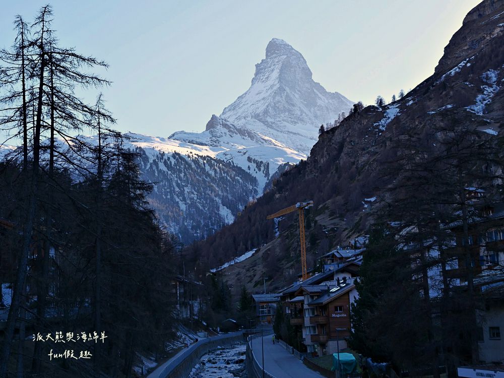 瑞士策馬特（Zermatt）實拍︱免上高山觀景台！用鏡頭捕捉馬特洪峰的日與夜：教堂橋（Kirchbrücke）黃金日出與Chalet Hotel Schönegg絕美夜景～春季德瑞13日夢幻跟團︱DAY7-3