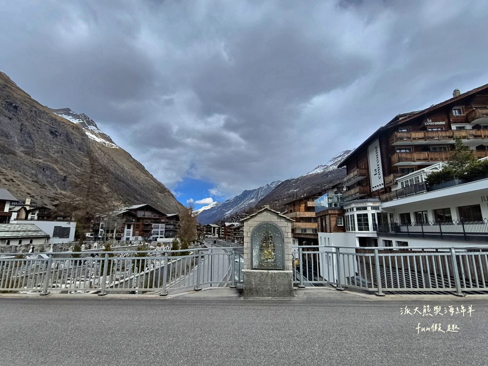 瑞士策馬特（Zermatt）實拍︱免上高山觀景台！用鏡頭捕捉馬特洪峰的日與夜：教堂橋（Kirchbrücke）黃金日出與Chalet Hotel Schönegg絕美夜景～春季德瑞13日夢幻跟團︱DAY7-3