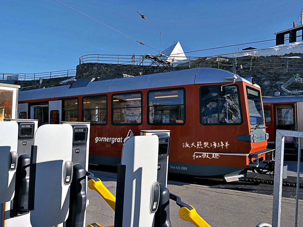 馬特洪峰（Matterhorn）︱搭乘登山鐵道前往Gornergrat、眺望金字塔山峰、ZOOOM the Matterhorn體驗、漫步Riffelalp夢幻雪景，享受最純粹的瑞士慢遊時光～春季德瑞13日夢幻跟團︱DAY8-1