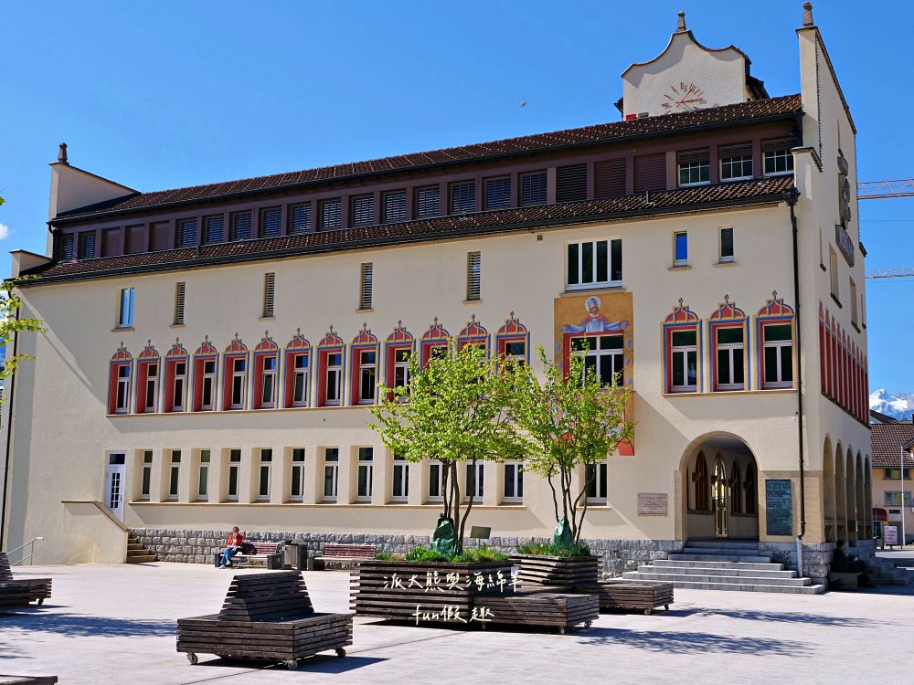 列支敦斯登Liechtenstein︱說德語卻沒跟德國接壤?比臺北市還小卻富得流油,歐洲口袋國家大解密!(含交通及邊境退稅)春季德瑞13日夢幻跟團︱DAY9-2~ - 第30張圖 列支敦斯登Liechtenstein︱說德語卻沒跟德國接壤?比臺北市還小卻富得流油,歐洲口袋國家大解密!(含交通及邊境退稅)春季德瑞13日夢幻跟團︱DAY9-2~