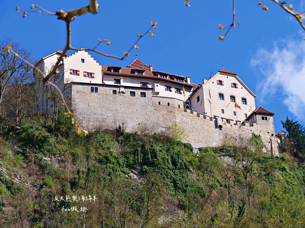 列支敦斯登Liechtenstein︱說德語卻沒跟德國接壤?比臺北市還小卻富得流油,歐洲口袋國家大解密!(含交通及邊境退稅)春季德瑞13日夢幻跟團︱DAY9-2~ - 第4張圖 列支敦斯登Liechtenstein︱說德語卻沒跟德國接壤?比臺北市還小卻富得流油,歐洲口袋國家大解密!(含交通及邊境退稅)春季德瑞13日夢幻跟團︱DAY9-2~